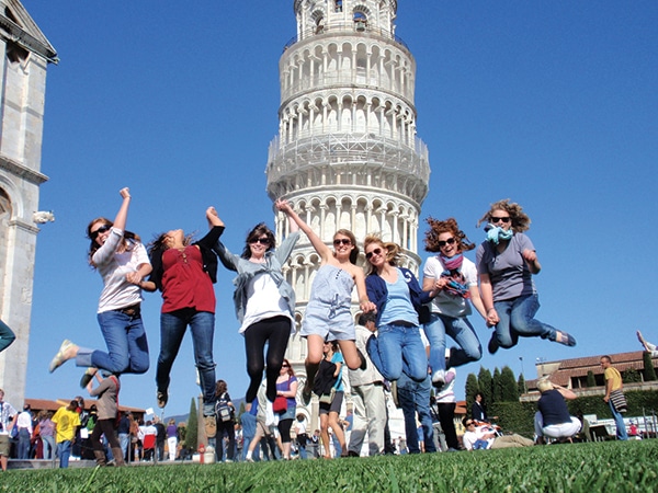 Group jumping in front of the Tower of Pisa