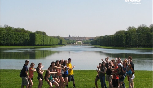 ACIS group pointing towards the park of Versailles