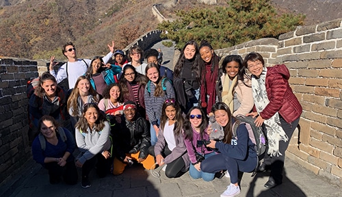 Students pose on the Great Wall of China