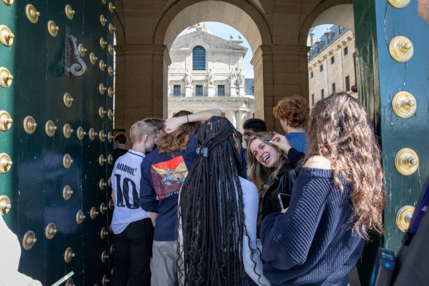 Students opening the door of Invalides