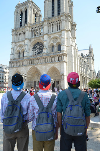 Students standingin front of Ntre Dame Cathedral in Paris