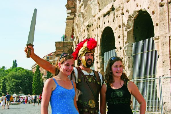 rome_colosseum_students_with_gladiator