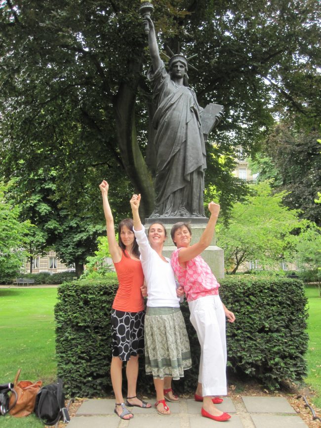 Paris_Luxembourg_Gardens_Statue_of_Liberty_Adults